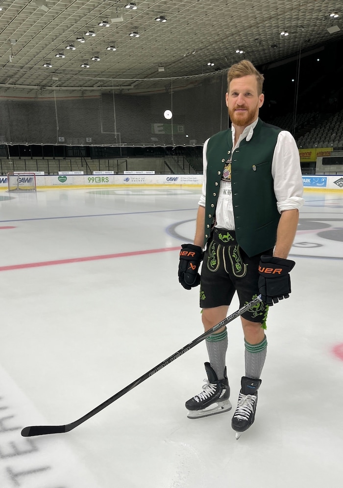 99ers-Kapitän Korbinian Holzer macht auch in Tracht am Eis eine gute Figur.