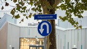 Ein kleiner Umkehrplatz am Ende der Maria-Theresia-Straße wird von Schülern zum Aussteigen ...