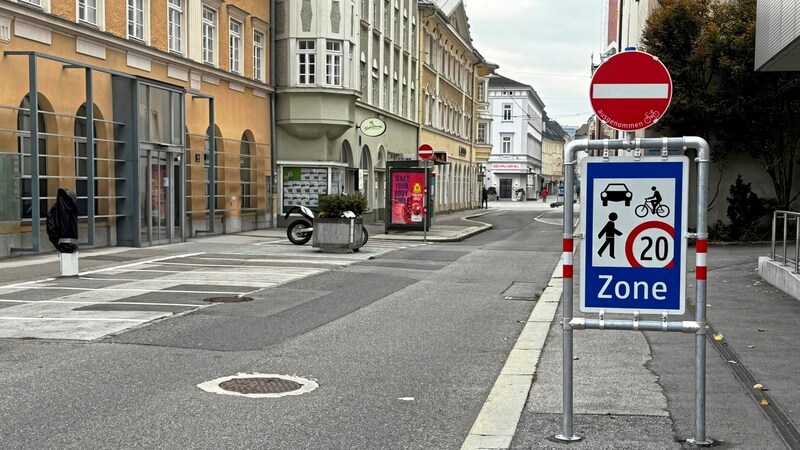 Die Linzer Straße ist nach Ende der Herbstferien Begegnungszone. Für Eltern gibt es Haltemöglichkeiten. (Bild: Thomas Werth)