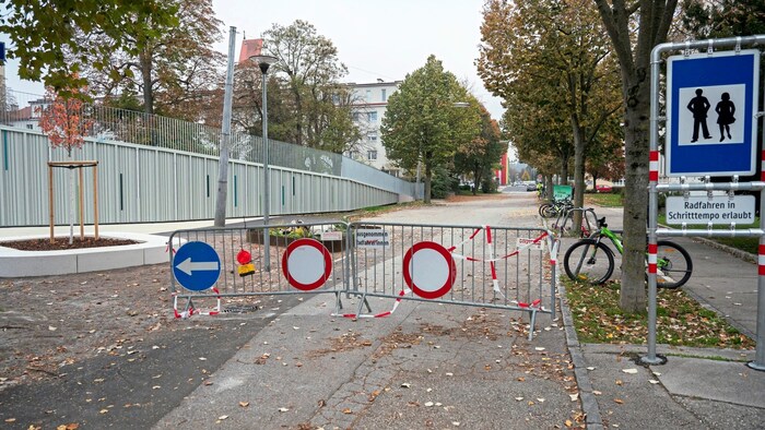 Fußgängerzone samt einspuriger Zufahrt zum Grillparzer-Campus setzen Rücksichtnahme voraus.