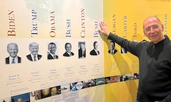 Prof. Peter Filzmaier recherchiert in Washington. Dieses Bild mit einer Zeittafel der ...