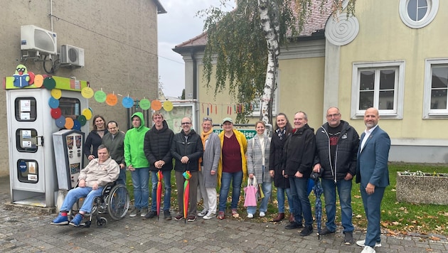 Telefonieren geht nicht mehr, dafür kann man sich jetzt Bücher aus der alten Telefonzelle ausborgen.  (Bild: Stadtgemeinde Frauenkirchen)