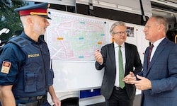 Landeshauptmann Christopher Drexler (Mitte) und Innenminister Karner (hier bei der Präsentation ...