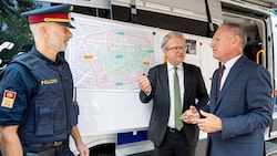 Landeshauptmann Christopher Drexler (Mitte) und Innenminister Karner (hier bei der Präsentation der Schutzzone) setzen auf strengere Asyl-Regeln. (Bild: Land Steiermark)