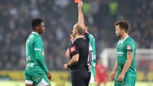 Schiedsrichter Walter Altmann zeigt Mamadou Sangare (li.) die Rote Karte. (Bild: GEPA pictures)