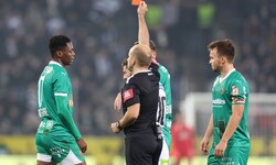 Schiedsrichter Walter Altmann zeigt Mamadou Sangare (li.) die Rote Karte.