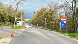 An der Grenze in St. Margarethen raste der von der Polizei aus Ungarn gejagte Schlepper links an der Station vorbei. Wenig später wich der Lenker der Straßensperre in einen Acker aus und floh vorbei. (Bild: Christian Schulter)