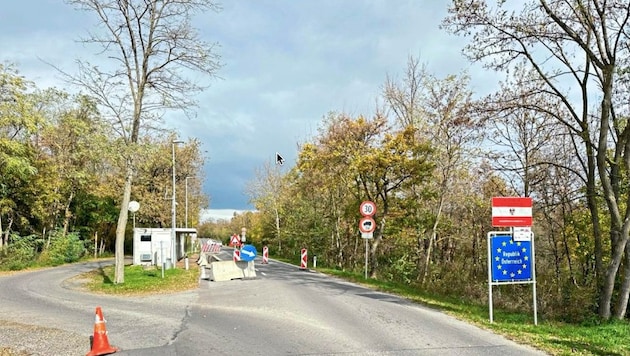 An der Grenze in St. Margarethen raste der von der Polizei aus Ungarn gejagte Schlepper links an der Station vorbei. Wenig später wich der Lenker der Straßensperre in einen Acker aus und floh vorbei. (Bild: Christian Schulter)