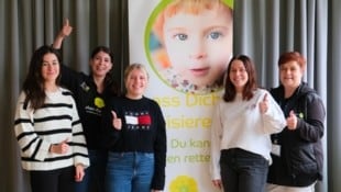 Die Schülerinnen Alina Wieser und Lara Kobald rufen mit der Ärztin Barbara Pelzmann und Lisa Jost vom Verein „Geben für Leben“ zu einer Typisierungsaktion in der Ecole Güssing auf. (Bild: Ecole Güssing)