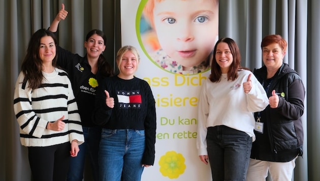 Pupils Alina Wieser and Lara Kobald, together with doctor Barbara Pelzmann and Lisa Jost from the "Geben für Leben" association, are calling for a typing campaign at Ecole Güssing. (Bild: Ecole Güssing)