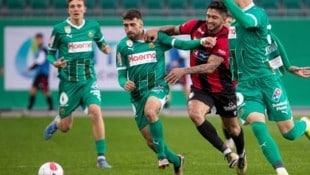 Stürmer Renan (2.v.r.) traf per Elfmeter zum 1:0 gegen Rapid II. (Bild: GEPA pictures)