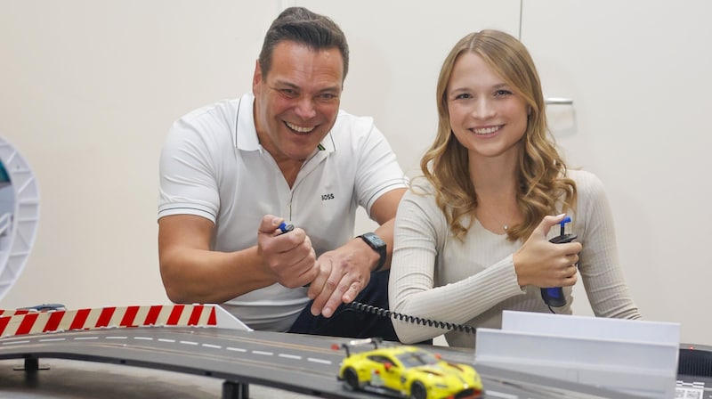 Carrera-Chef Stefan Krings mit Schauspielerin Lisa Küppers. (Bild: Tschepp Markus)