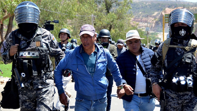 Festgenommene Morales-Anhänger (Bild: APA/AFP/FERNANDO CARTAGENA)