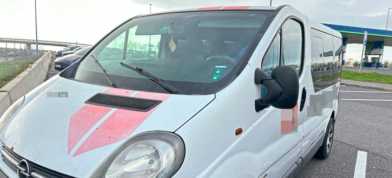 The smugglers' vehicles came to an end at the petrol station on the A3 in Hornstein. (Bild: Christian Schulter/Christian Schulter, Krone KREATIV)