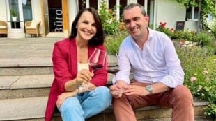 Silvia Heinrich und Herbert Oschep beim Fachsimpeln im Weingut in Deutschkreutz. (Bild: Grammer Karl/Karl Grammer)