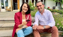 Silvia Heinrich und Herbert Oschep beim Fachsimpeln im Weingut in Deutschkreutz.