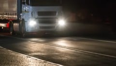 Ein 45-jähriger Lkw-Lenker war fast 20 Tage fast durchgängig mit einem Sattelzug unterwegs.  (Bild: Yuri Bizgaimer – stock.adobe.com (Symbolbild))