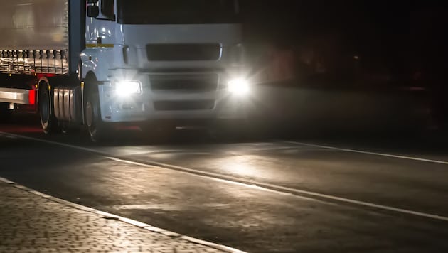 Ein 45-jähriger Lkw-Lenker war fast 20 Tage fast durchgängig mit einem Sattelzug unterwegs.  (Bild: Yuri Bizgaimer – stock.adobe.com (Symbolbild))