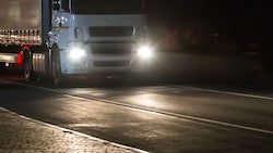 Ein 45-jähriger Lkw-Lenker war fast 20 Tage fast durchgängig mit einem Sattelzug unterwegs.  (Bild: Yuri Bizgaimer – stock.adobe.com (Symbolbild))