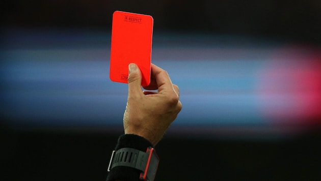Gleichsam die Rote Karte zeigt die FIFA dem Rassismus mit einer Änderung im FIFA-Disziplinarkodex (Bild: GEPA)