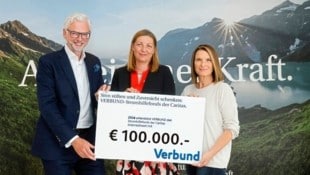 Verbund-Vorstandsvorsitzender Michael Strugl übergab den Spendenscheck über 100.000 Euro an Caritas-Präsidentin Nora Tödtling-Musenbichler (Mitte) und „Krone“-Ombudsfrau Barbara Stöckl, Schirmherrin der Aktion „Ein Funken Wärme“. (Bild: Holl Reinhard/Reinhard Holl)