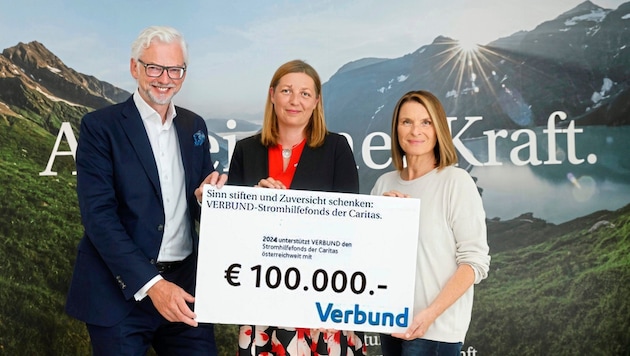 Verbund-Vorstandsvorsitzender Michael Strugl übergab den Spendenscheck über 100.000 Euro an Caritas-Präsidentin Nora Tödtling-Musenbichler (Mitte) und „Krone“-Ombudsfrau Barbara Stöckl, Schirmherrin der Aktion „Ein Funken Wärme“. (Bild: Holl Reinhard/Reinhard Holl)