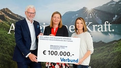 Verbund-Vorstandsvorsitzender Michael Strugl übergab den Spendenscheck über 100.000 Euro an Caritas-Präsidentin Nora Tödtling-Musenbichler (Mitte) und „Krone“-Ombudsfrau Barbara Stöckl, Schirmherrin der Aktion „Ein Funken Wärme“. (Bild: Holl Reinhard)