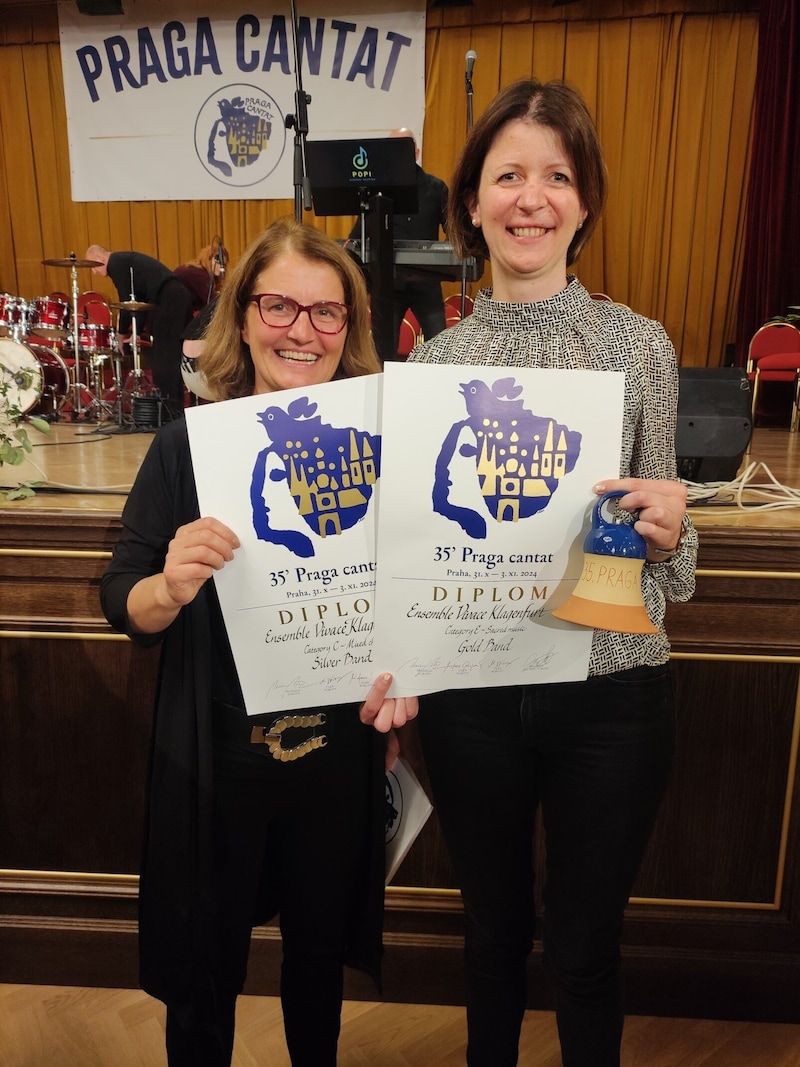 Singers with the diplomas they received in Prague. (Bild: Vivace)