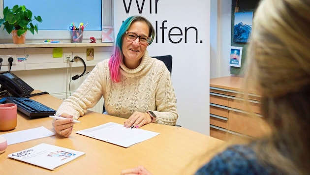 Caritas Sozialberaterin Tanja Schlieber (li.) im Gespräch mit Frau R. (Bild: Caritas Kärnten)