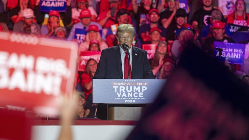 Donald Trump am 2. November in North Carolina (Bild: CHRISTIAN MONTERROSA / AFP)