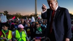 Beim Women‘s March in Washington protestierten Tausende Frauen und warben für Trumps Konkurrentin Harris. (Bild: 2024 Getty Images, AFP, Krone KREATIV)