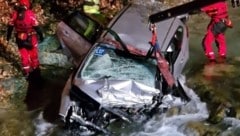 Das Auto stürzte mehrere Meter in die Tiefe und landete in der Isar. (Bild: ZOOM Tirol)