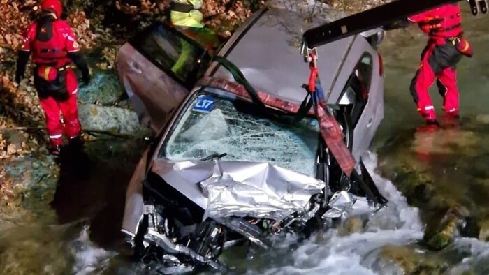 Das Auto stürzte mehrere Meter in die Tiefe und landete in der Isar.