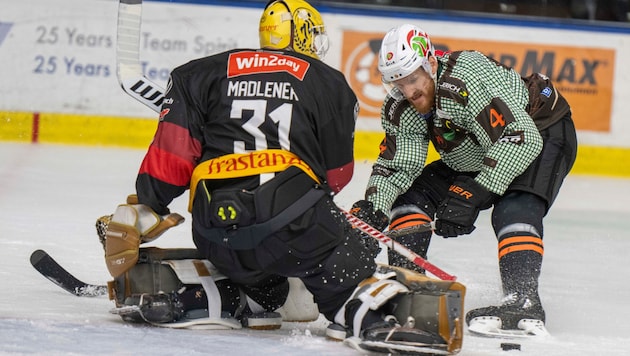 Vorarlberg goalie Madlener made life very difficult for the 99ers and captain Korbinian Holzer at the start. (Bild: GEPA pictures)