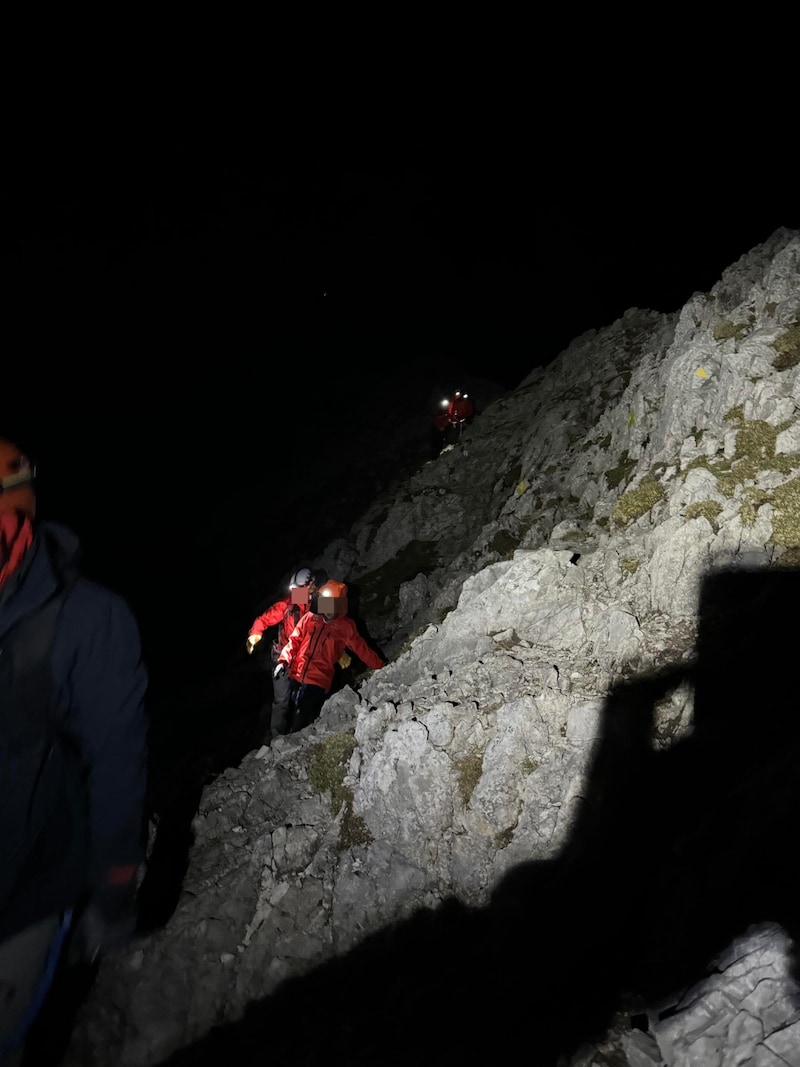 The Mexicans were accompanied to the Langer Sattel - the injured man made it with the help of the emergency services. (Bild: Bergrettung Innsbruck, Krone KREATIV)