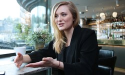 Künstlerin Stephanie Meisl hat für ein Kunstprojekt mehrere Stunden lang Propagandamaterial aus ...