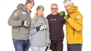 Bei der Einkleidung: Alessandro Hämmerle, Sabine Schöffmann, Markus Zanier und Benjamin Karl (v.l.) (Bild: Ski Austria/Spiess)