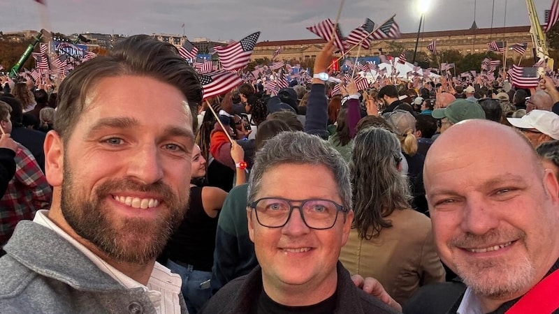 Cheering on Kamala Harris in Washington the previous week: SPÖ regional managing director Florian Koppler, party leader Michael Lindner and 3rd President of the regional parliament Peter Binder (from left). (Bild: Krone KREATIV/SPÖ)