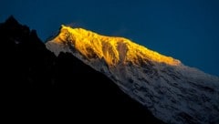 The 7234-metre-high Langtang Lirung, which is located around 50 kilometers from the capital Kathmandu, is considered a particularly risky mountain due to the extreme danger of avalanches and falling rocks. (Bild: stock.adobe.com/sunilmanandhar)