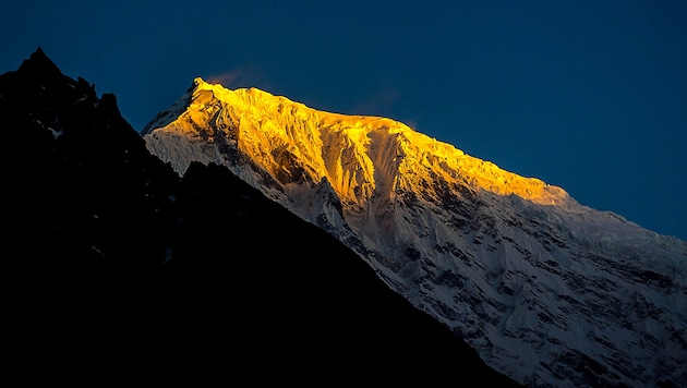 The 7234-metre-high Langtang Lirung, which is located around 50 kilometers from the capital Kathmandu, is considered a particularly risky mountain due to the extreme danger of avalanches and falling rocks. (Bild: stock.adobe.com/sunilmanandhar)