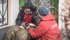 Nach dem Anruf machen sich Sozialarbeiter der Caritas ein Bild vom Betroffenen und wägen ab, wie am besten geholfen werden kann. (Bild: Caritas)