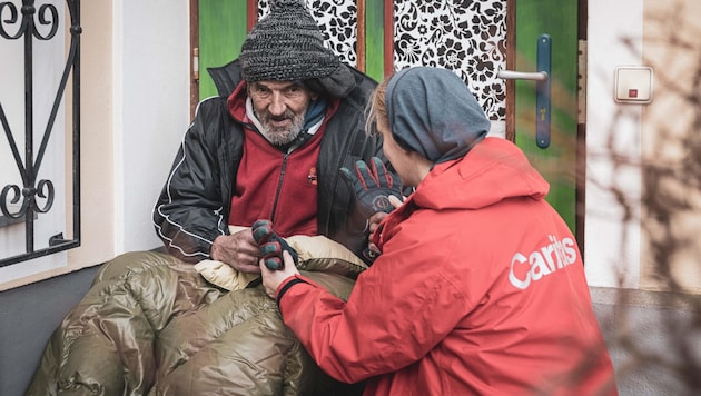 Nach dem Anruf machen sich Sozialarbeiter der Caritas ein Bild vom Betroffenen und wägen ab, wie am besten geholfen werden kann. (Bild: Caritas)