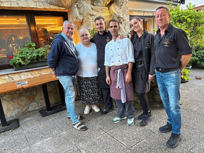 Walter Reuter (li.) mit einem Teil seines motivierten Teams. Eröffnet wurde das Gasthaus Koci im ...