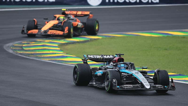 Lando Norris (l.) und George Russell (r.) wurden für ihren unerlaubten Start bestraft. (Bild: AP ( via APA) Austria Presse Agentur/ASSOCIATED PRESS)