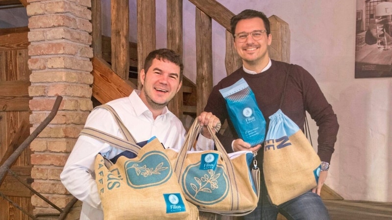 Markus Sautner (li.) und David Rimpfl (re.) mit ihren Taschen von Gabarage. Zu bekommen sind sie in Gols bei Golser Bier. (Bild: Charlotte Titz)