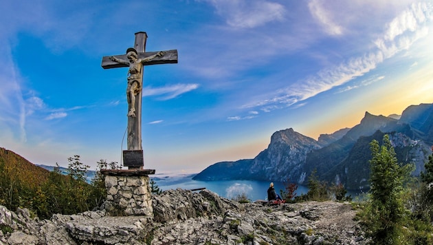 From the summit of the Kleiner Sonnstein and the Sonnstein Hut just five minutes away, hikers have a beautiful view of Lake Traunsee. (Bild: Hörmandinger Marion/Marion Hörmandinger)