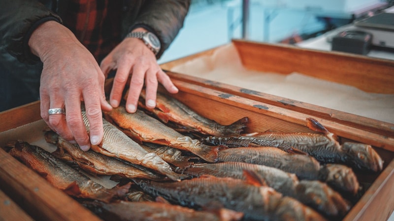 Viele, aber nicht ein jeder kennt den Fischverkäufer auf der Schranne. (Bild: Christian Wöckinger)