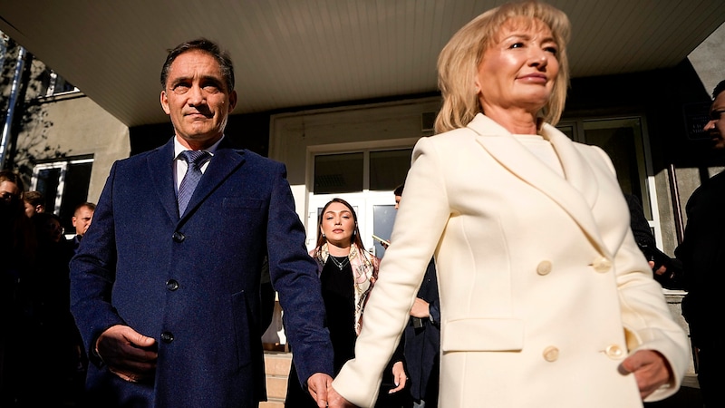 Challenger Alexandr Stoianoglo with his wife Tvetana Curdova (Bild: APA/AP)