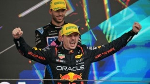 Max Verstappen jubelt über seinen erfolgreichen Coup.  (Bild: AFP/ APA/NELSON ALMEIDA)