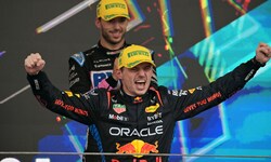 Max Verstappen jubelt über seinen erfolgreichen Coup. 
